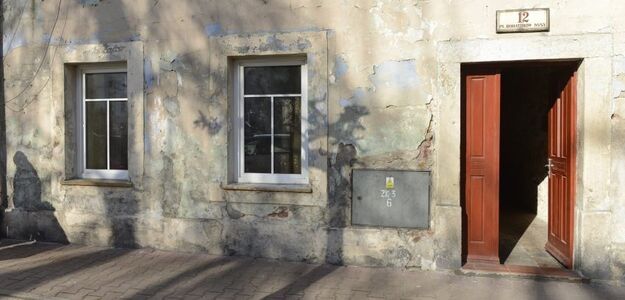 Nie miał ręki, dlatego udusił matkę wersalką?