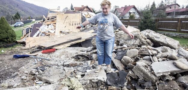 Wynajęła koparkę i zburzyła dom sąsiada