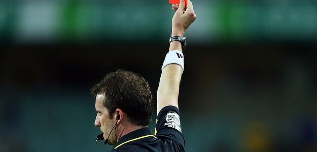 Sędzia wyrzucił go z boiska. Bo piłkarz... miał gazy