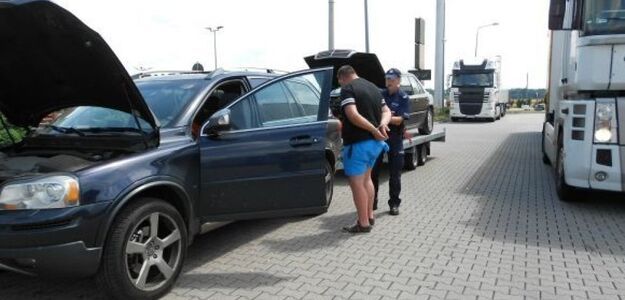 Kradzionym volvo ciągnął skradzioną lawetę, na niej przewoził kradzionego mercedesa