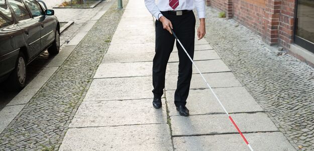 Niewidomy stracił zasiłek, bo nie przeczytał listu