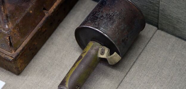 Przez 25 lat rozbijał orzechy moździerzem od przyjaciela. Nie wiedział, że to... granat