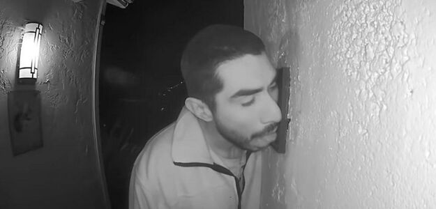 Przez trzy godziny robił to przed kamerą. Poszukuje go policja