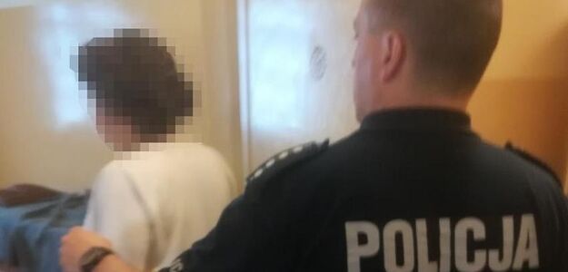 Kobieta włamała się do salonu fryzjerskiego, zaparzyła kawę i zasnęła