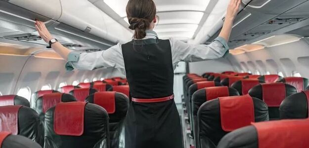 Kontrowersyjne zalecenia dla stewardess w Chinach. Mają nosić pieluchy w czasie lotu