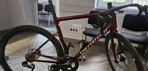 Uciekał na kradzionym rowerze trasą wyścigu. Wyprzedził peleton, znalazł się w czołówce