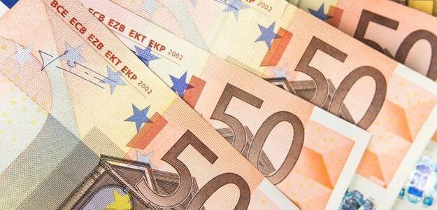 Roztargniona kobieta zostawiła przed bankiem 20 tys. euro