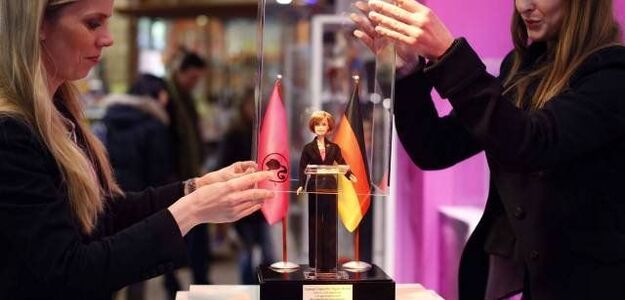 Lalka Merkel prezentem na 50. urodziny Barbie
