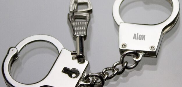 Zatrzymana za przykucie się do męża