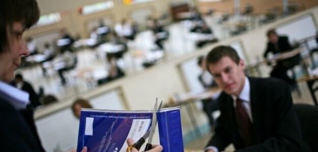 Podpowiadali maturzyście przez radio