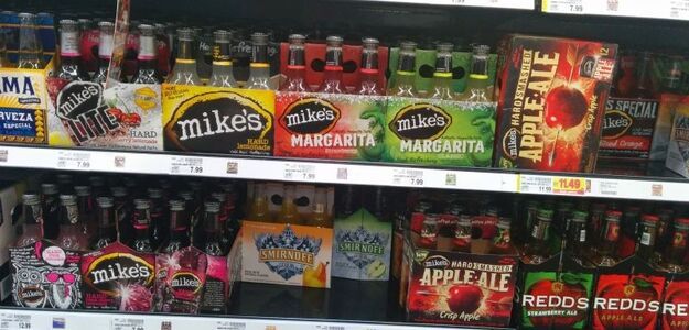 7-latek odebrany rodzicom, bo tata pomyłkowo kupił mu drinka