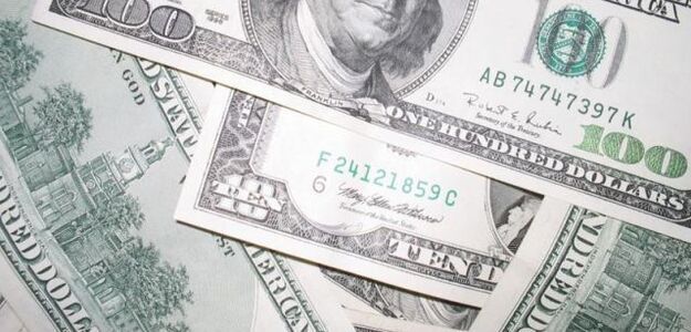 Starsza pani szuka materaca z milionem dolarów