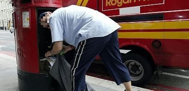 Listonosz palił listy, bo nie chciało mu się pracować