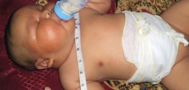 Tłumy oglądają gigantycznego noworodka