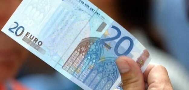Dyrektorka banku: Przelewała pieniądze bogatych biednym