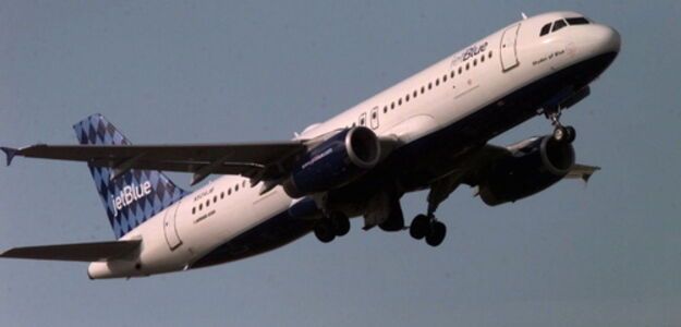 Spędził lot w toalecie, bo nie było dla niego miejsca - pozywa linie o 2 mln dolarów