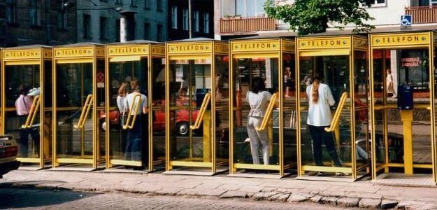 Od dwóch lat mieszka w budce telefonicznej