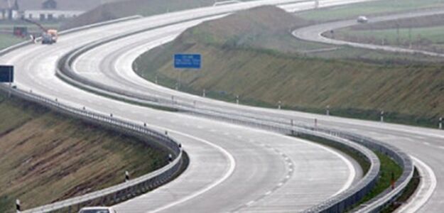 Jechał wózkiem inwalidzkim po autostradzie i... zasnął