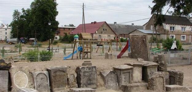Plac zabaw na cmentarzu
