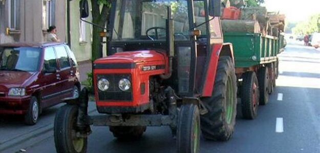 Mąż położył się pod ciągnikiem, bo żona go ignorowała!