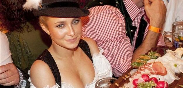 Lolitka pokazuje piersi na Oktoberfest