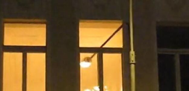 Uliczna latarnia świeci w prywatnym mieszkaniu. Absurd?