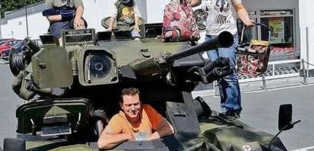 Niemiecka rodzina jeździ na zakupy... czołgiem
