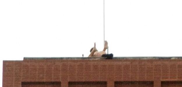 Miłosne igraszki studenta na dachu budynku