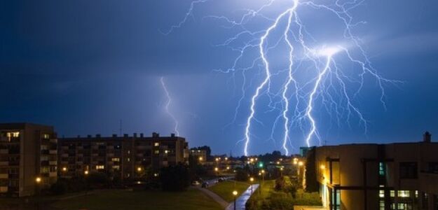 Rozmawiał przez komórkę. Trafił go piorun