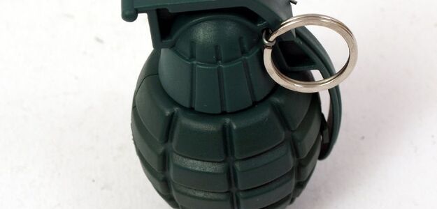 Rzucił granatem w gości na weselu brata