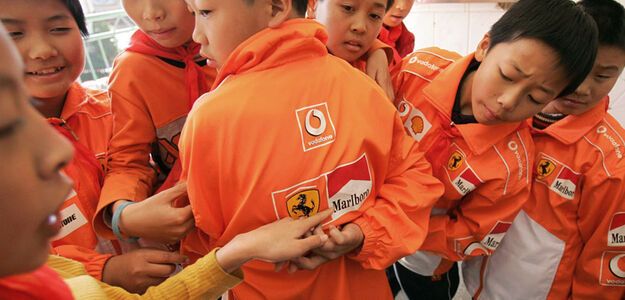 Reklama papierosów na mundurku szkolnym