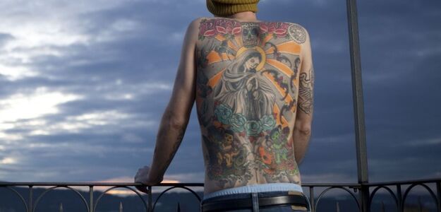 Sprzedał tatuaż na plecach za 150 tys. euro