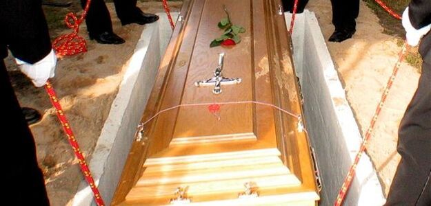 Przyszedł na... własny pogrzeb. Goście uciekli!