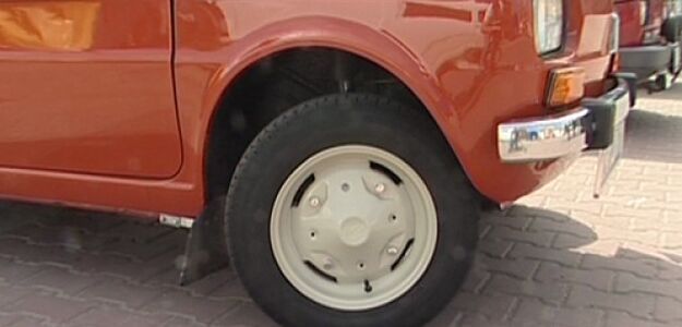 Jechał maluchem autostradą i kradł kratki ściekowe