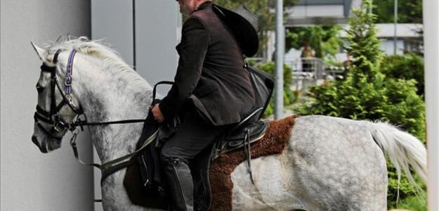 Znany polityk na obrady przyjechał konno