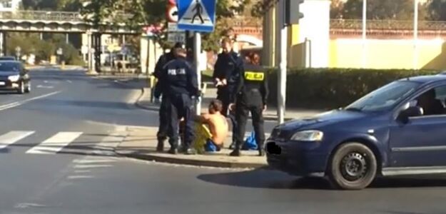 Policjant przypiął człowieka do słupa i zgubił klucz do kajdanek