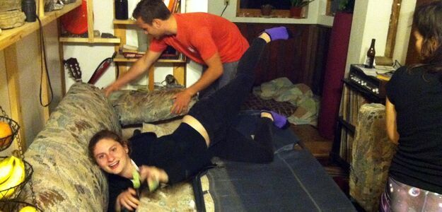 Studenci kupili starą kanapę z ukrytym tysiącoma dolarami