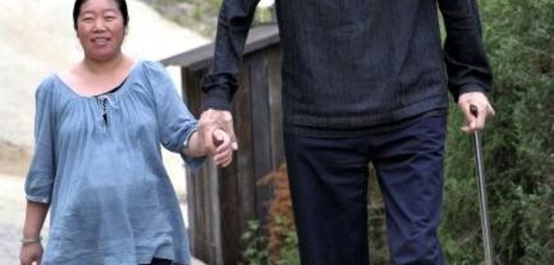 Najwyższy człowiek na świecie zostanie tatą