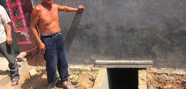 Dwie osoby nie żyją, a cztery są w szpitalu, bo telefon wpadł do latryny