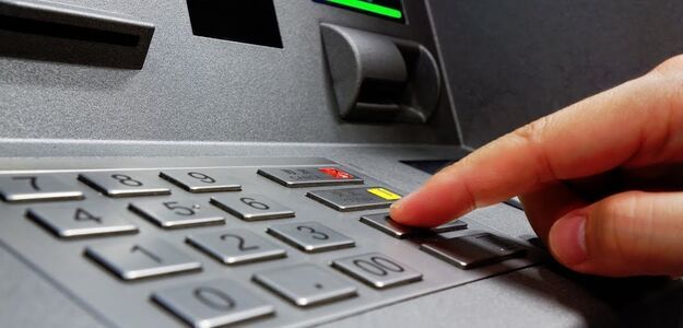 Przez pomyłkę dostał od banku ponad 280 tys. dolarów - nie chce oddać
