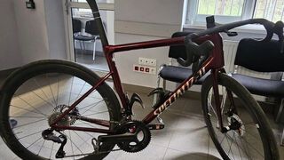 Uciekał na kradzionym rowerze trasą wyścigu. Wyprzedził peleton, znalazł się w czołówce