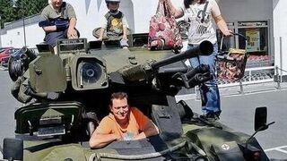 Niemiecka rodzina jeździ na zakupy... czołgiem