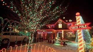 Zrobił świąteczną dekorację domu z 45 tysięcy lampek