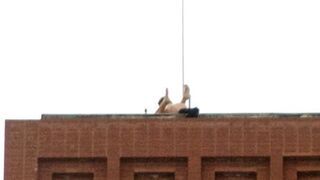 Miłosne igraszki studenta na dachu budynku