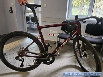 Uciekał na kradzionym rowerze trasą wyścigu. Wyprzedził peleton, znalazł się w czołówce