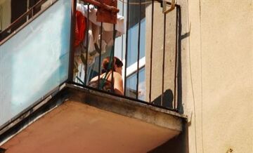 Dwulatek więził mamę. Na balkonie!