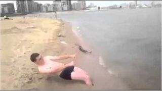 Rosjanin na plaży udaje motorówkę