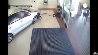 Dziadek wjeżdża do centrum handlowego