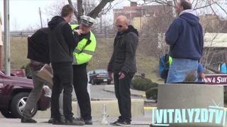 Palenie z bonga w miejscu publicznym? Wkręcenie policjanci.