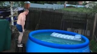 Gruby skacze do basenu